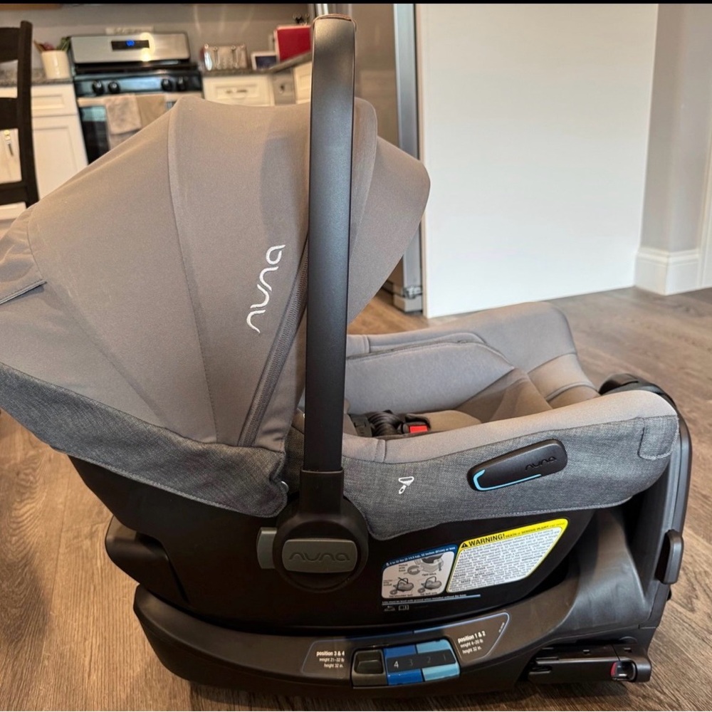 Nuna pipa lite rx Car Seat and Relx base in Light Gray with Canopy 2022